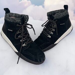 Weather proof shoes Size 9 💞